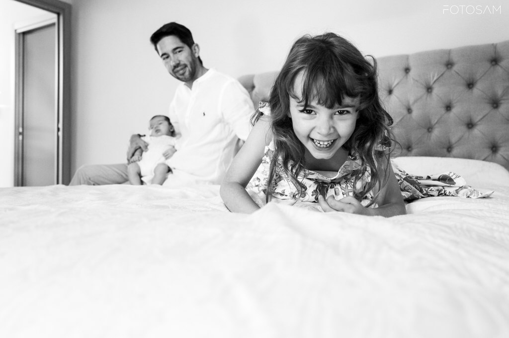 papà-che-fa-ridere-la-bambina-tra-le-luci-della-casa