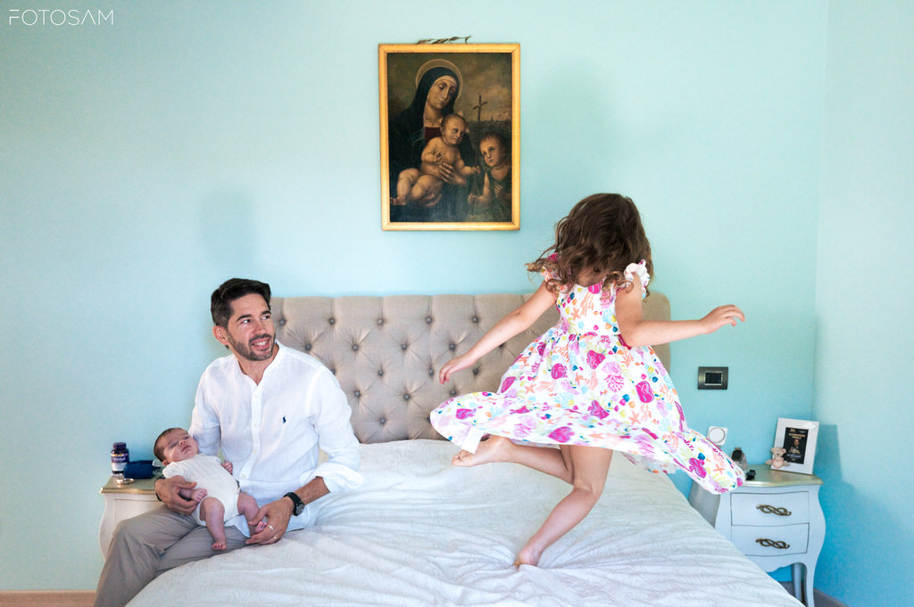 allegria-e-complicità-durante-una-mattina-in-famiglia