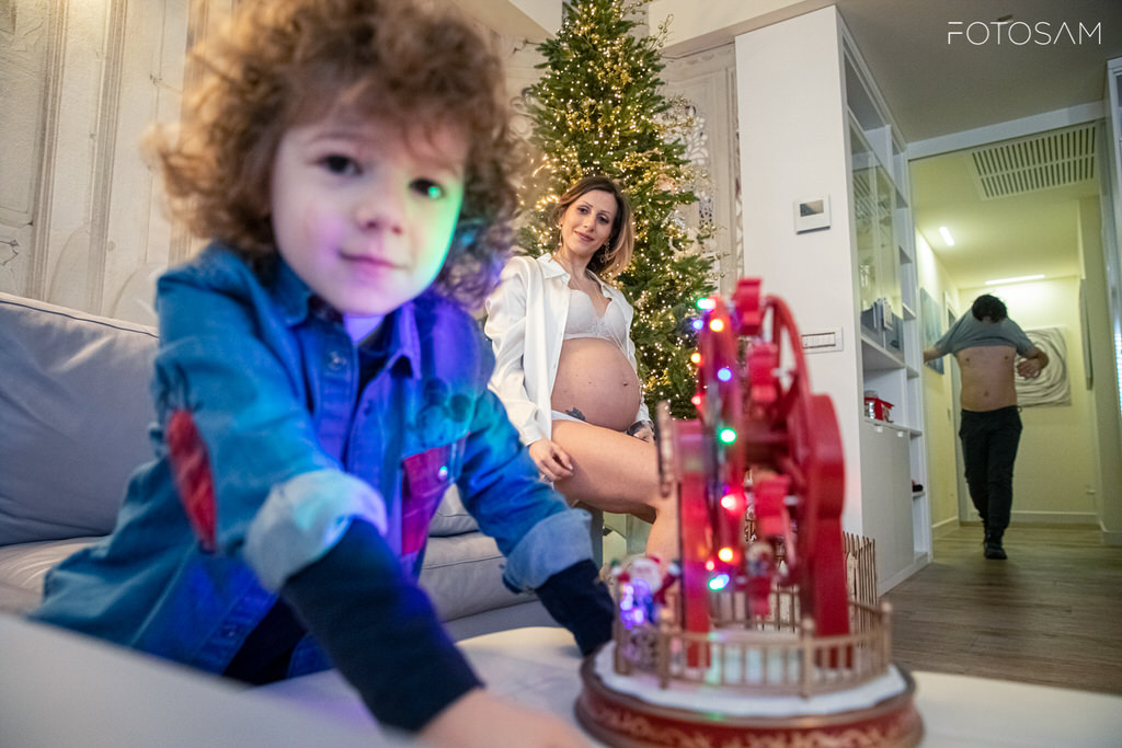 mamma-che-gioca-sorridendo-con-il-figlio-tra-decorazioni-natalizie