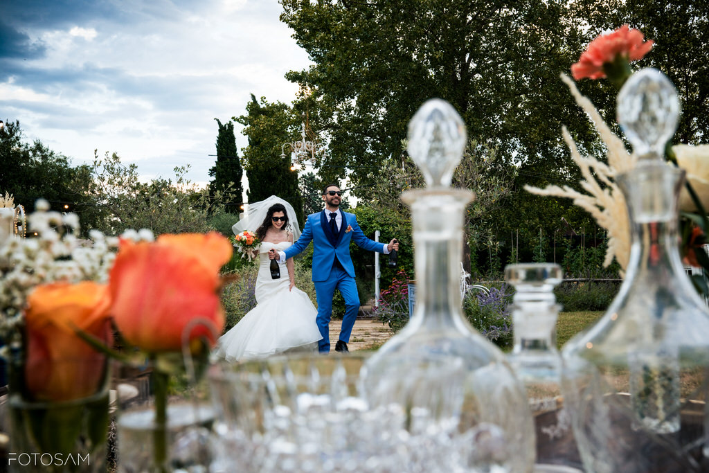 Dettaglio rustico-chic dei tavoli, con vetro, fiori e luce calda