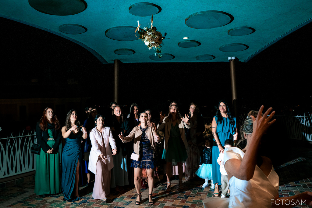 gruppo-di-invitati-che-cercano-di-prendere-il-bouquet-serata-matrimonio-rimini