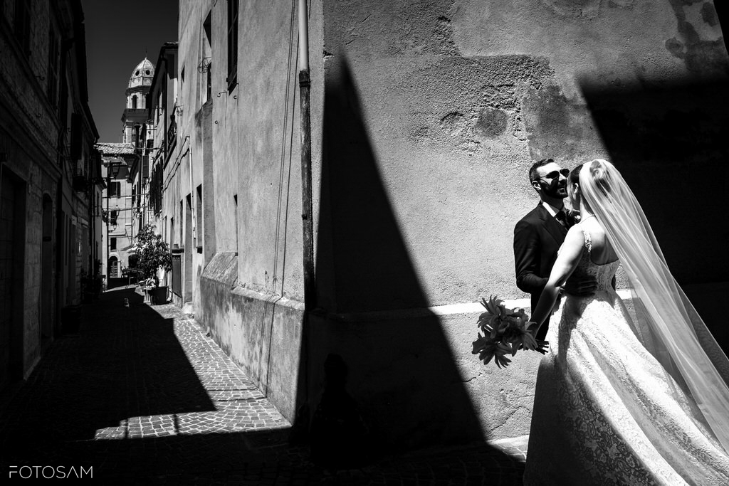 ritratto-degli-sposi-con-contrasto-di-luce-e-architettura-nel-borgo