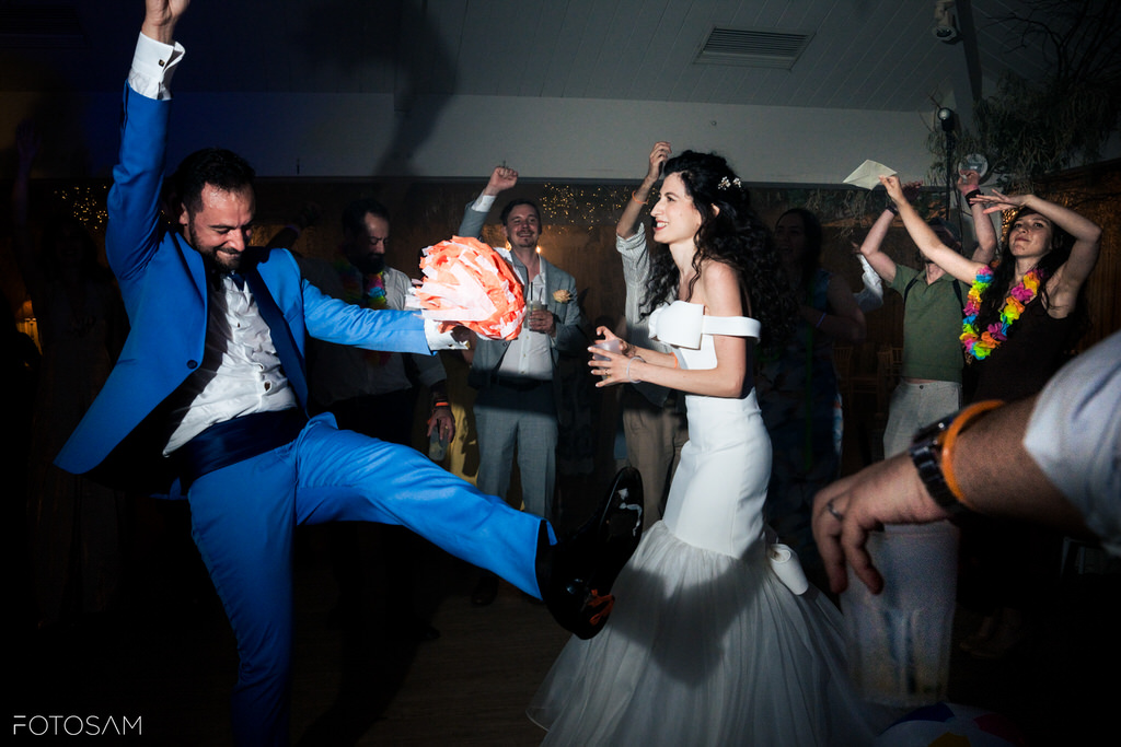 Giochi di luce e felicità durante i festeggiamenti notturni