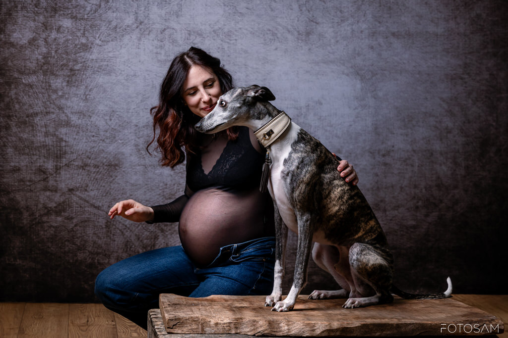 famiglia-con-il-proprio-cane-in-un-ritratto-di-studio-elegante-e-affettuoso
