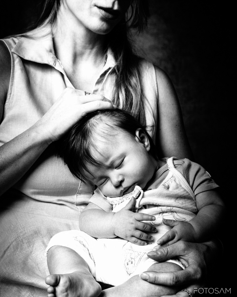 mamma-che-tiene-dolcemente-il-suo-bambino-durante-una-sessione-fotografica-di-famiglia