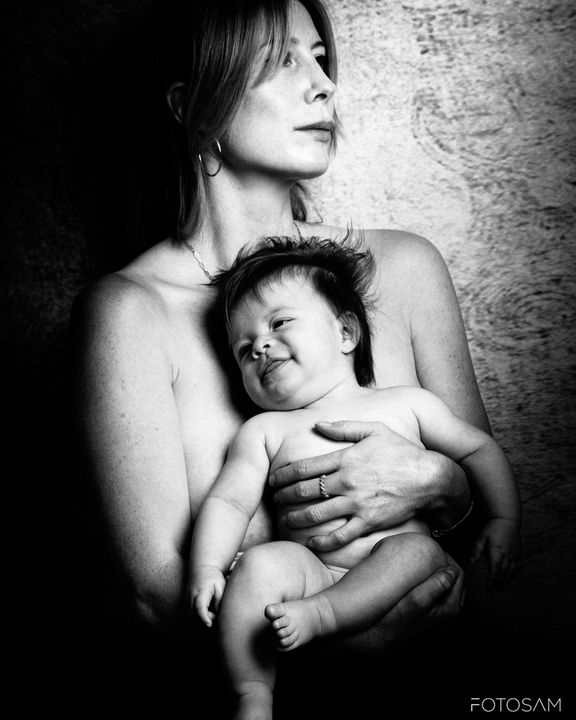 mamma-che-tiene-tra-le-braccia-il-suo-bambino-durante-un-servizio-fotografico-di-famiglia