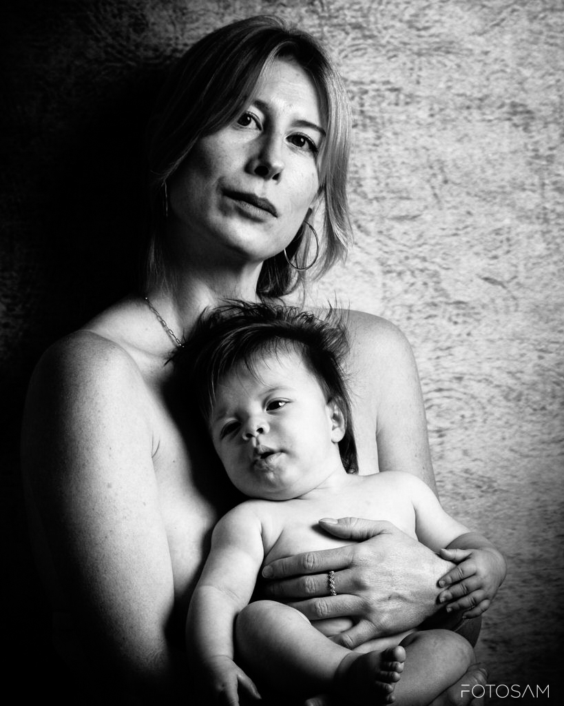 mamma-che-tiene-in-braccio-il-suo-bambino-durante-un-servizio-fotografico-di-famiglia