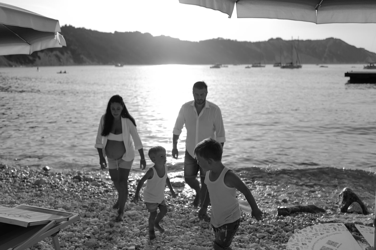 mamma-papa-due-figli-spiaggia-portonovo