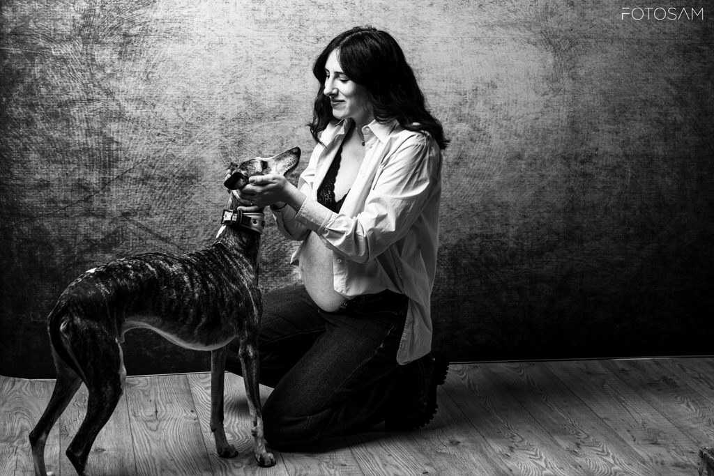 donna-in-gravidanza-con-il-suo-cane-in-un-ritratto-intimo-e-delicato