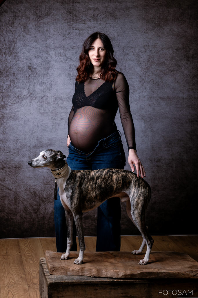 donna-in-gravidanza-con-il-suo-cane-in-uno-scatto-di-studio-naturale-e-autentico