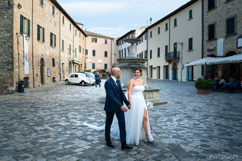 sposi-fotografati-nel-borgo-medievale-di-san-leo