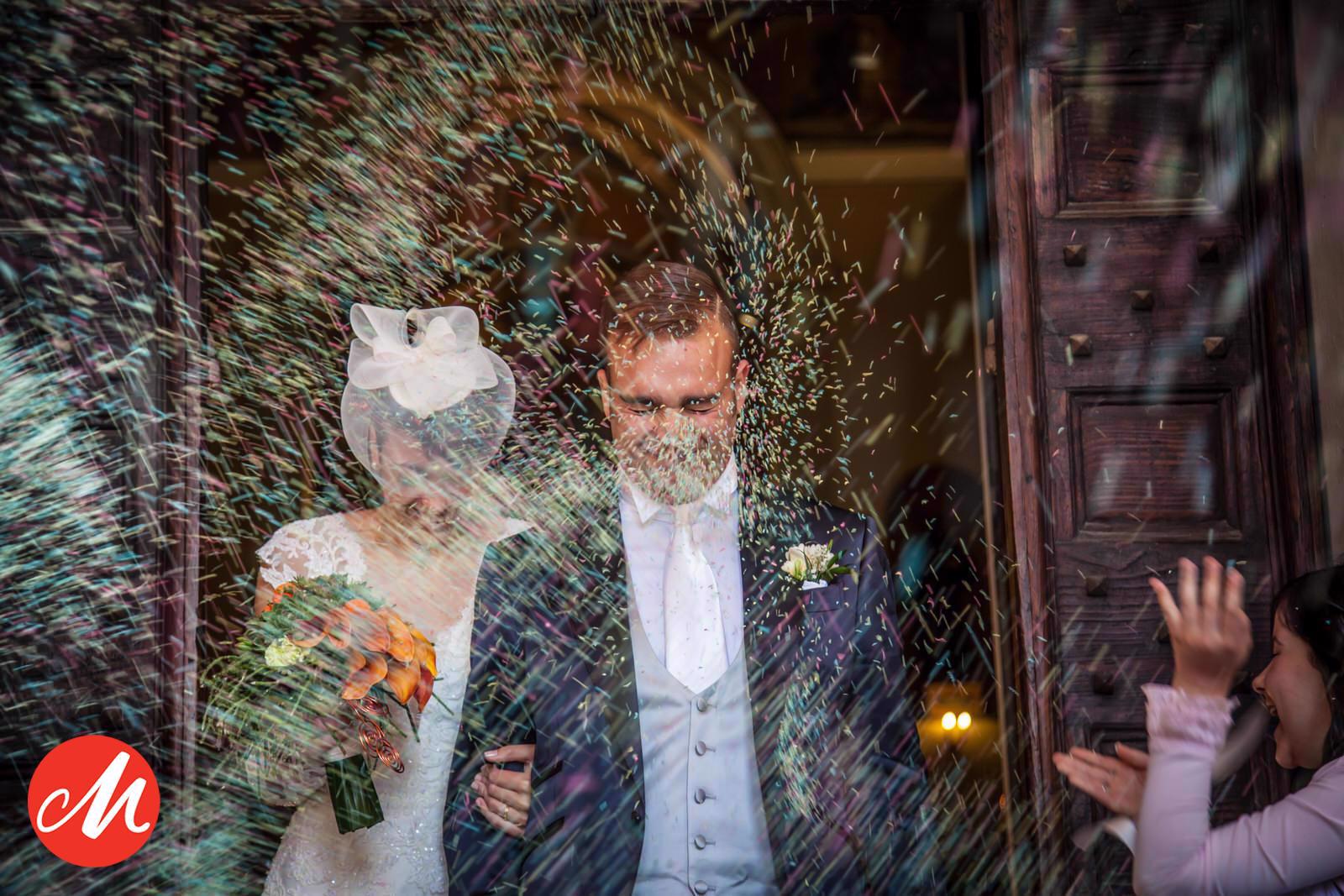 matrimonio con riso colorato