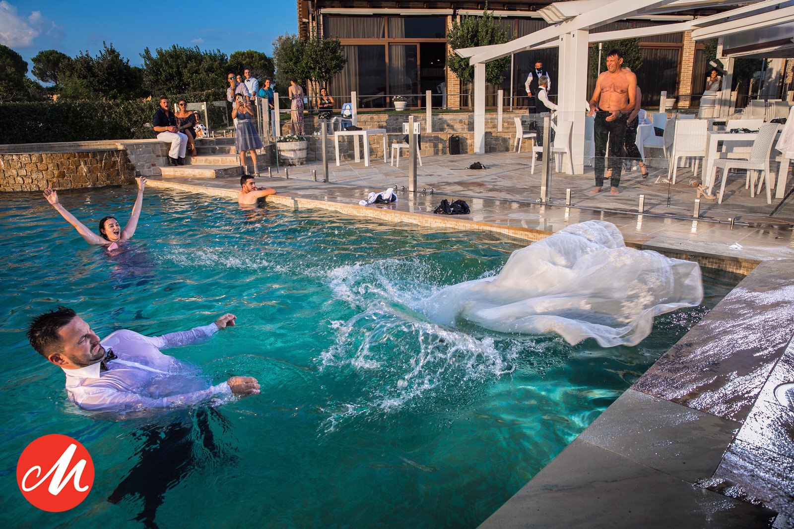 sposa in piscina a villa honorata