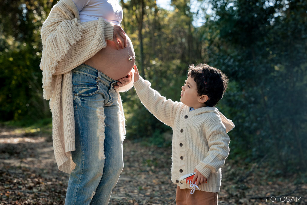 mamma-con-bambino-all-aperto