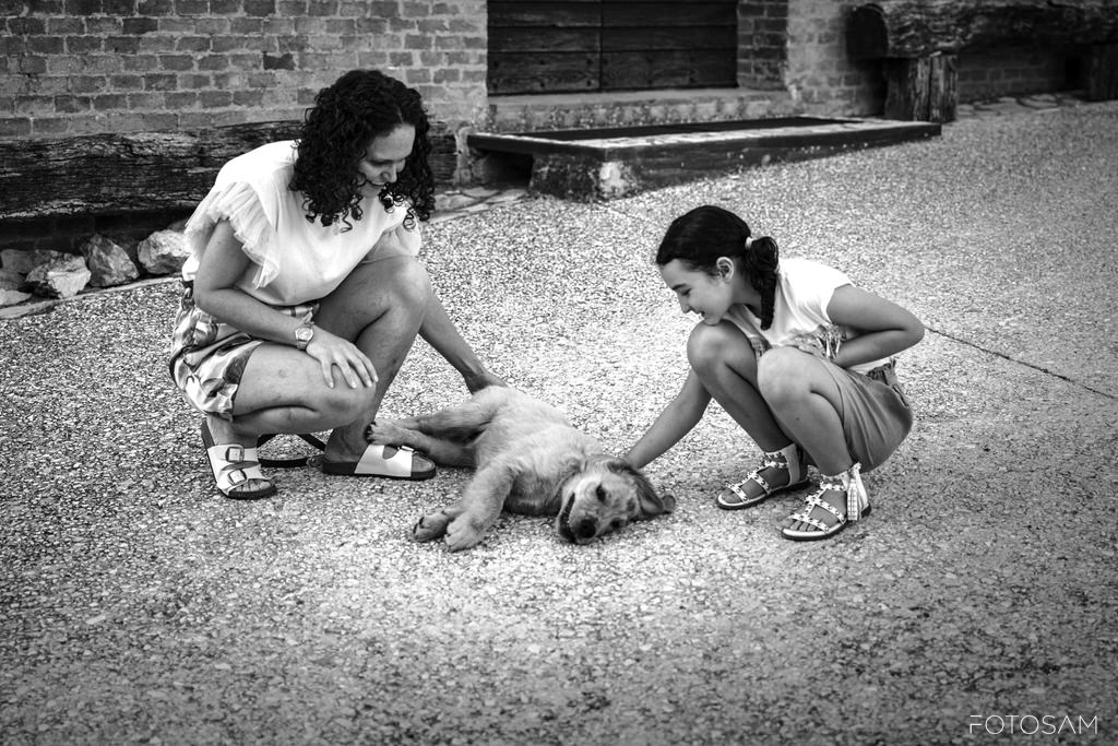 bambina-e-cane-in-un-retratto-autentico-di-famiglia
