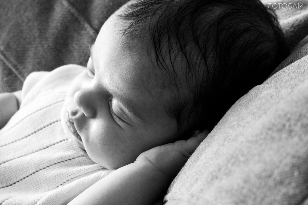 primo-piano-del-bambino-addormentato