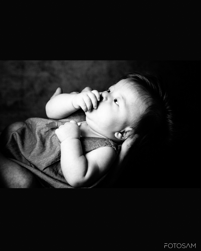 neonato-sdraiato-durante-un-servizio-fotografico-dedicato-ai-primi-mesi-di-vita
