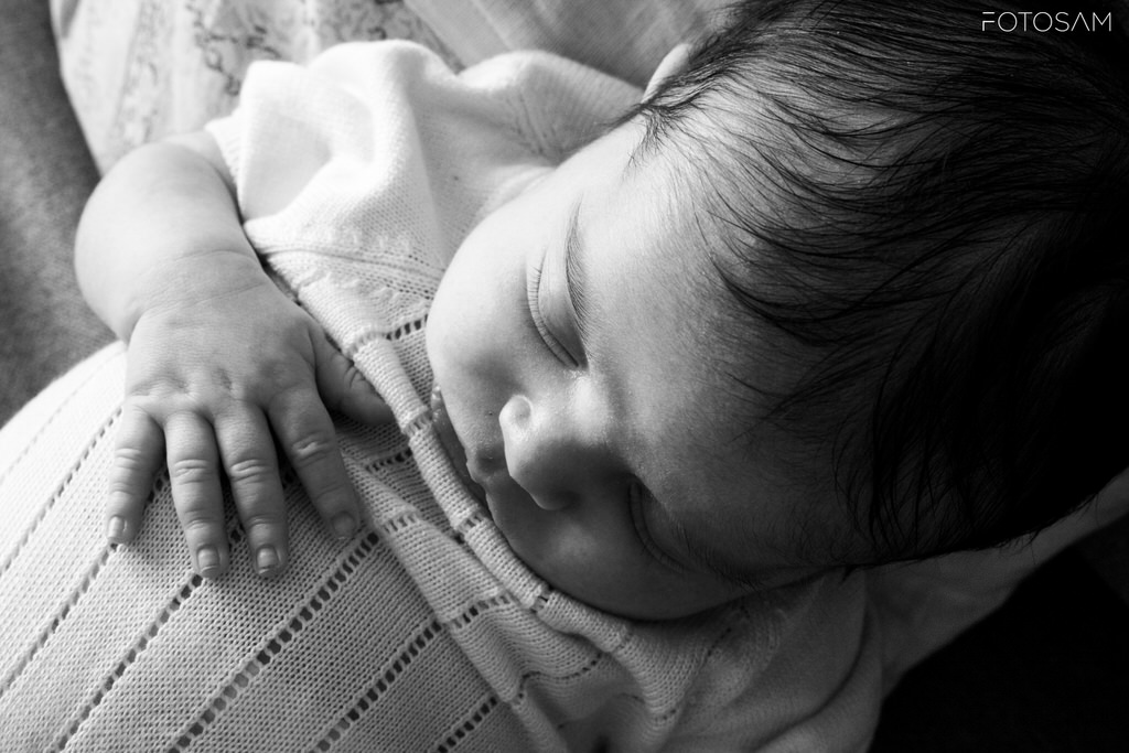 ritratto-ravvicinato-del-neonato-con-luce-naturale