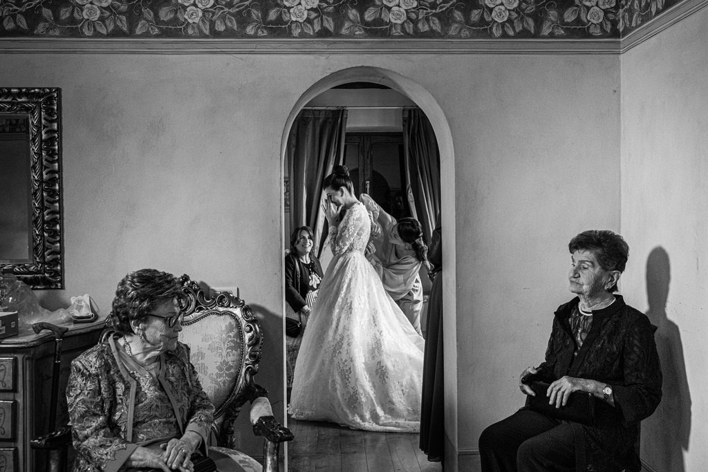 due-nonne-in-primo-piano-sposa-sfondo