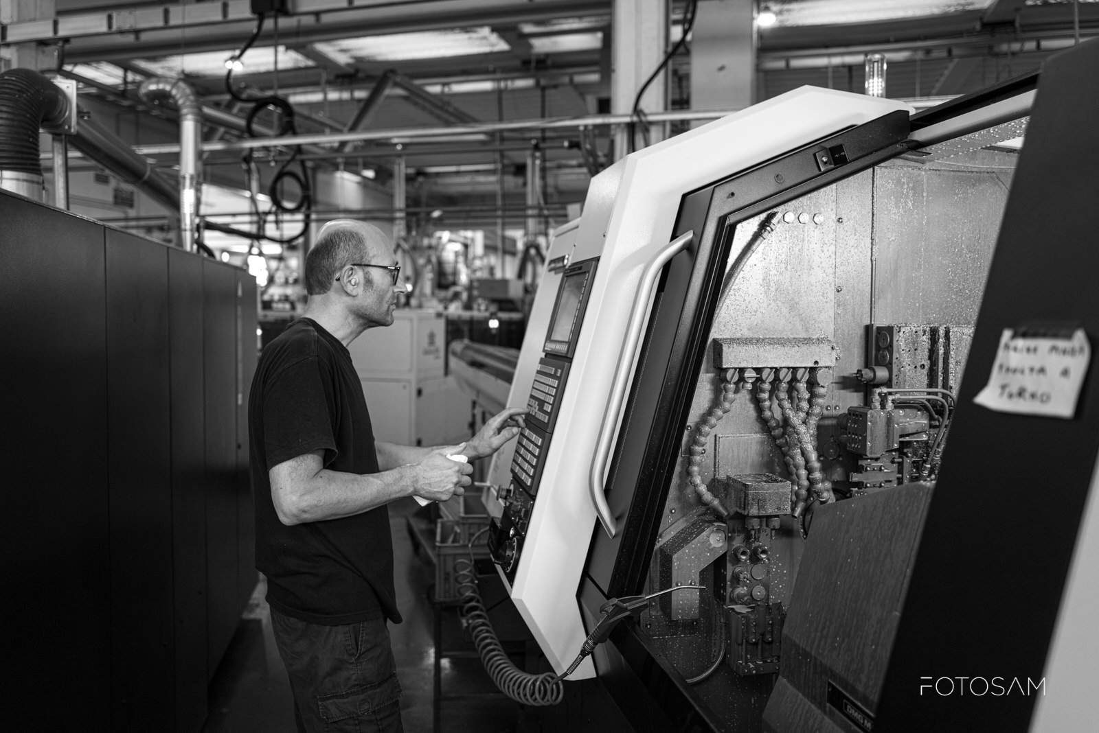 operatore-al-setup-della-macchina-controllo-numerico