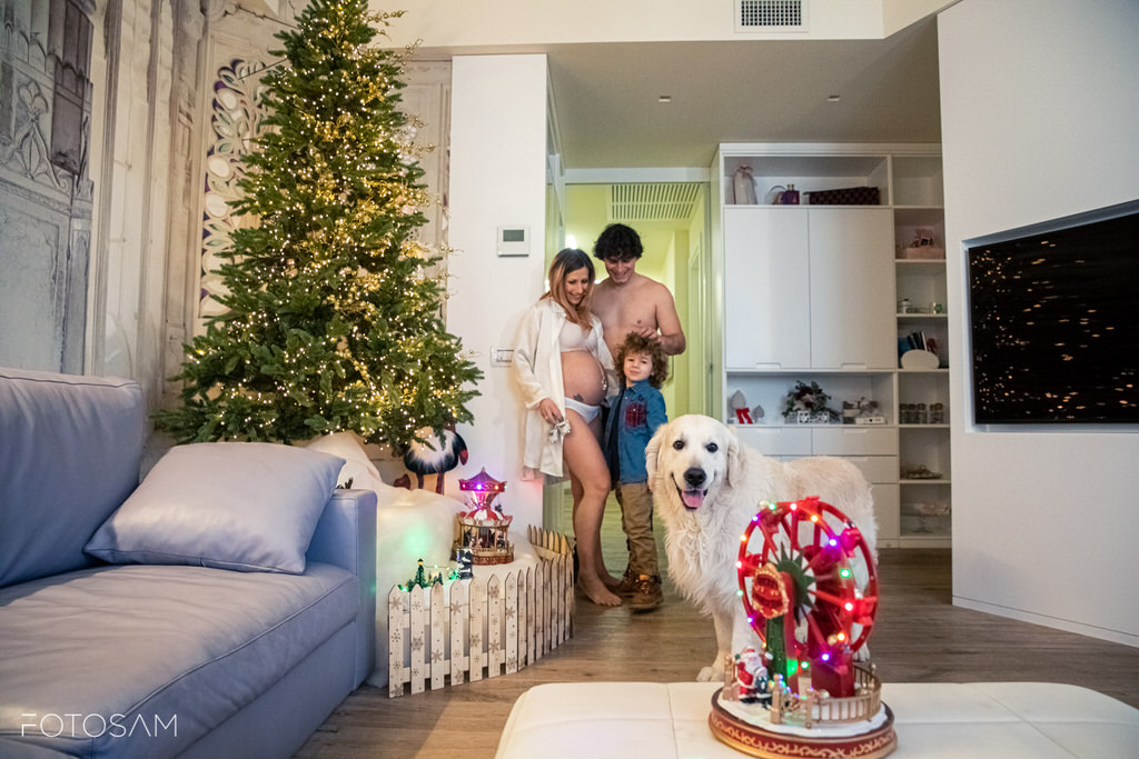 padre-che-accarezza-il-figlio-mentre-il-cane-siede-davanti-a-loro-in-una-scena-famigliare-calorosa