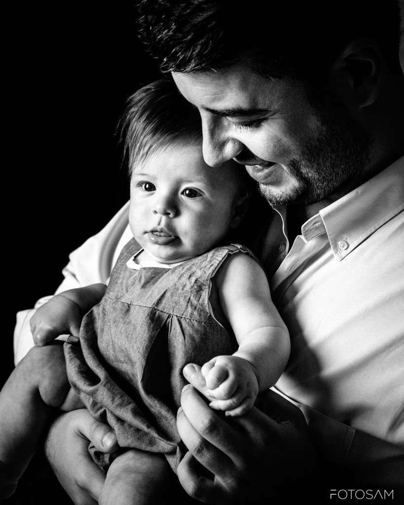 papa-che-tiene-in-braccio-la-sua-bambina-durante-un-servizio-fotografico-di-famiglia
