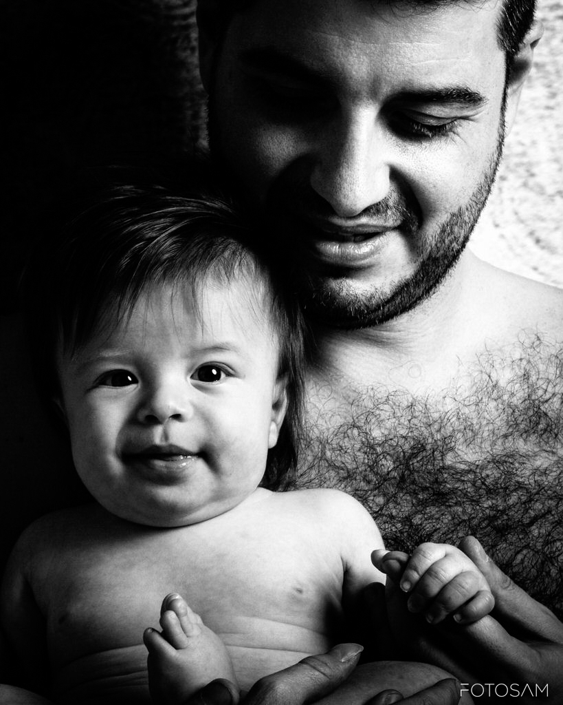 papa-che-tiene-il-suo-bambino-tra-le-braccia-durante-una-sessione-fotografica-new-family