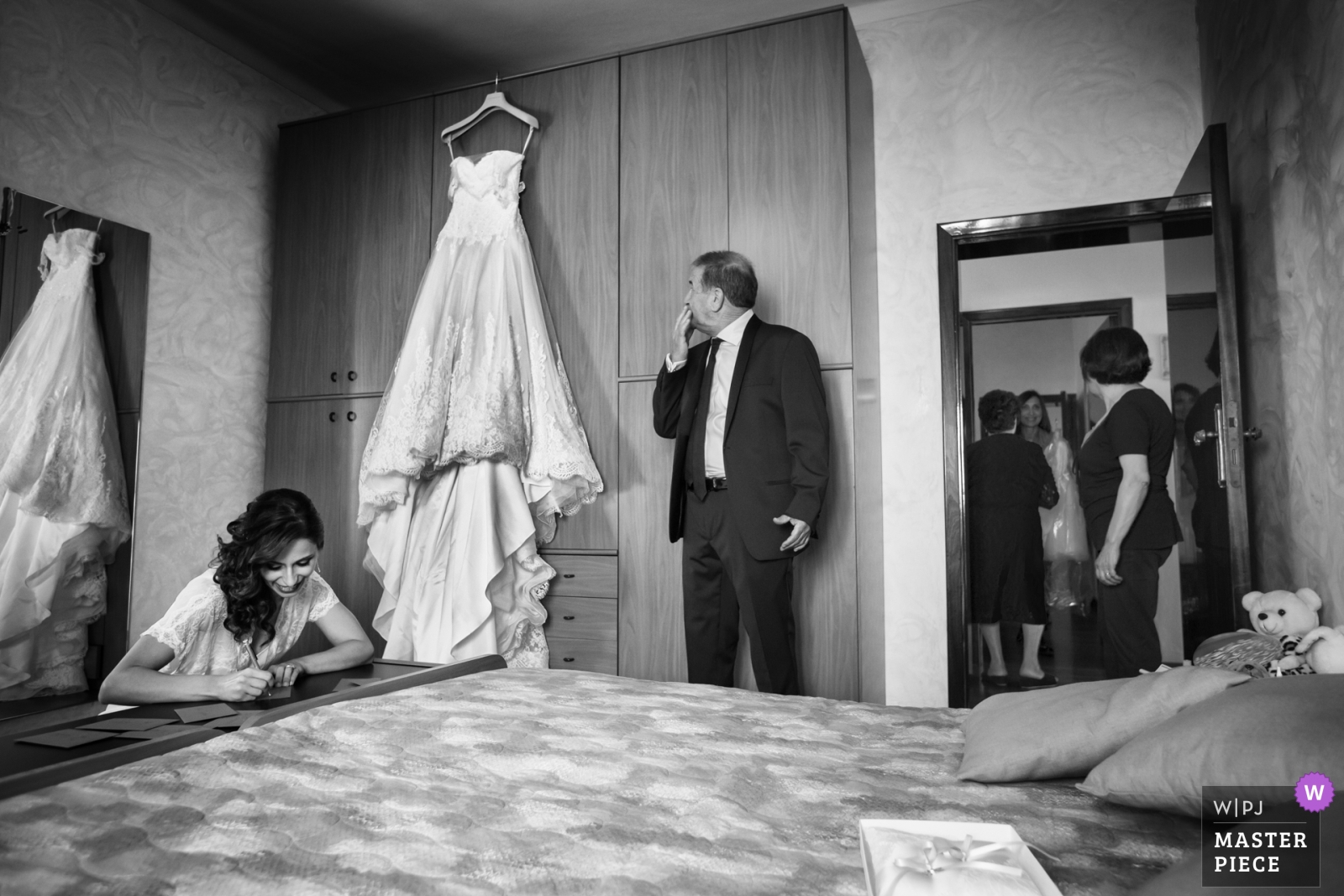 Papà guarda emozionato il vestito della sposa.