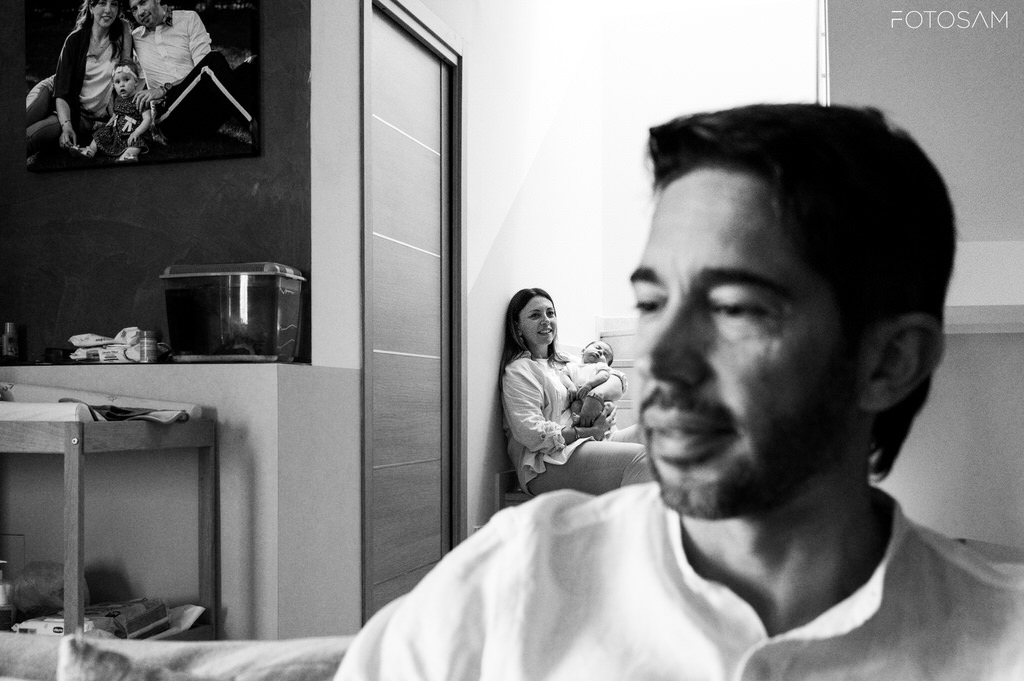 espressione-serena-del-papà-nel-calore-della-propria-casa