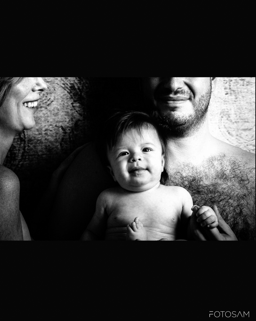 papa-e-mamma-accanto-al-loro-bambino-durante-un-servizio-fotografico-di-famiglia