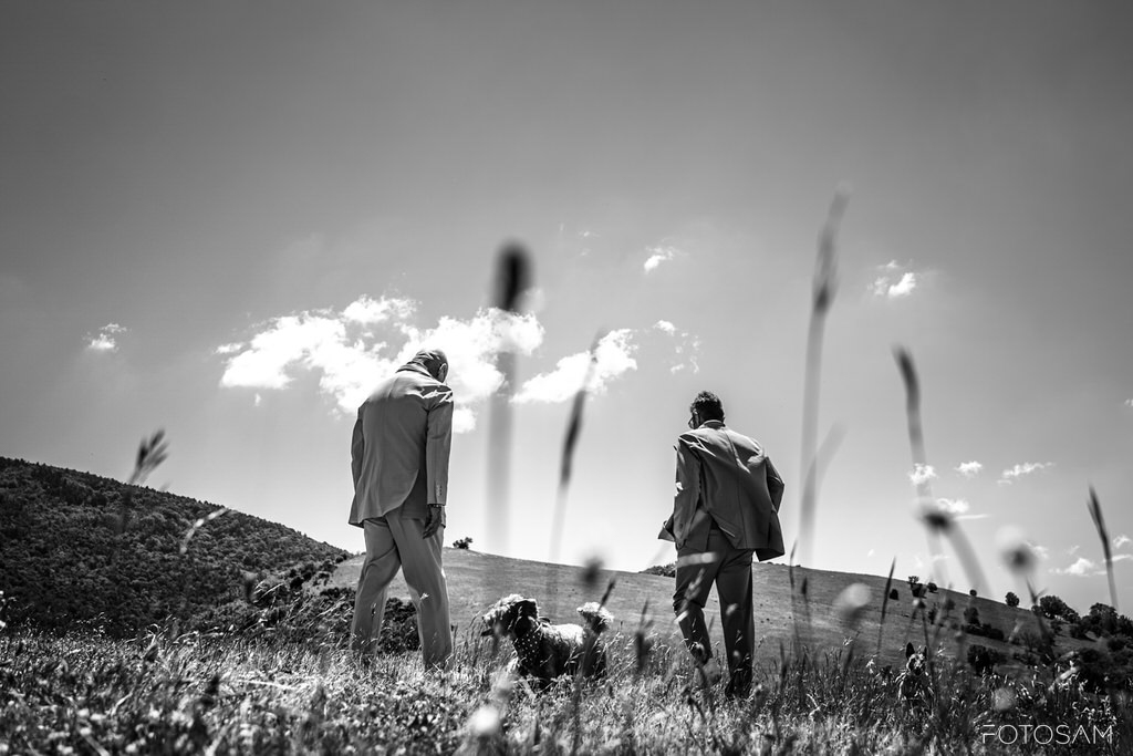 coppia-che-cammina-nel-campo-durante-il-reportage