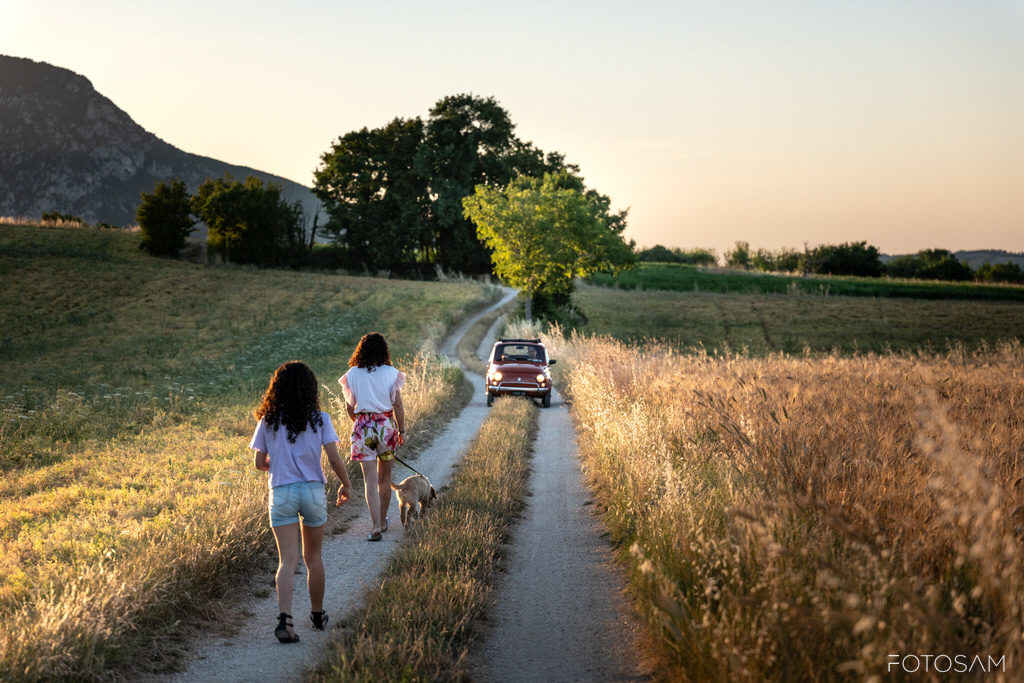famiglia-in-cammino-tra-colline-e-strada-bianca