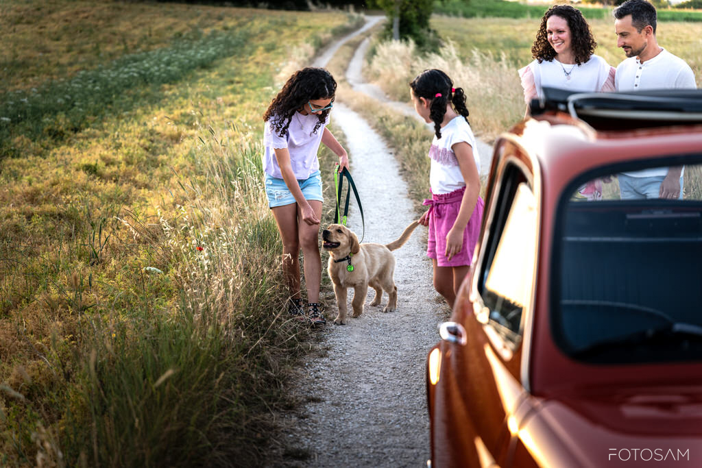 famiglia-che-cammina-tra-i-campi-con-il-proprio-cane