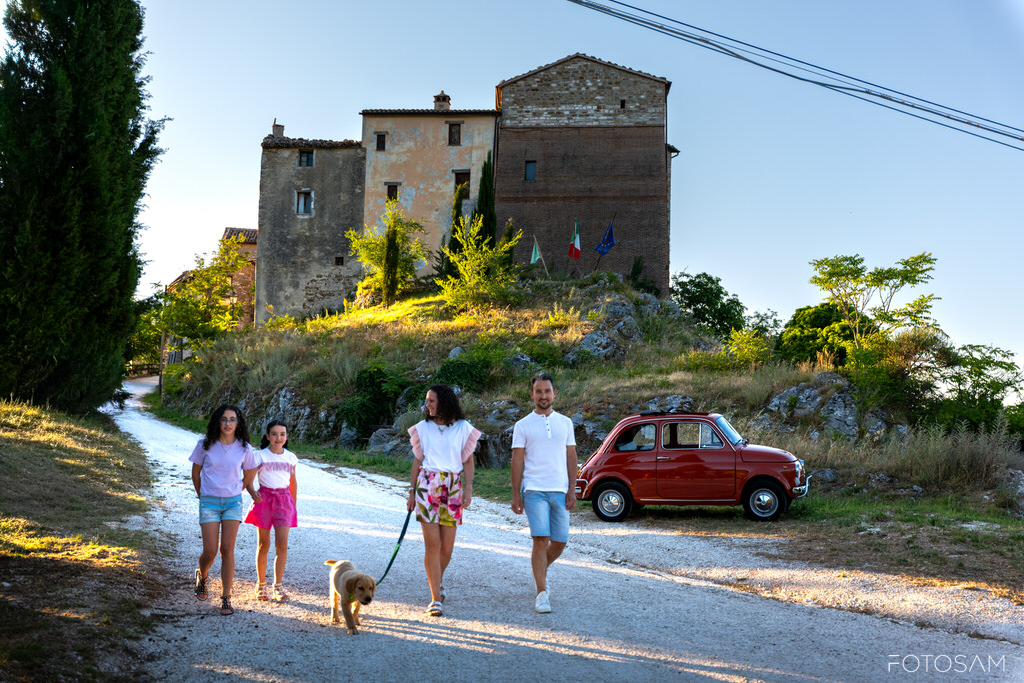 famiglia-in-passeggiata-tra-centro-storico-e-campagna-marchigiana