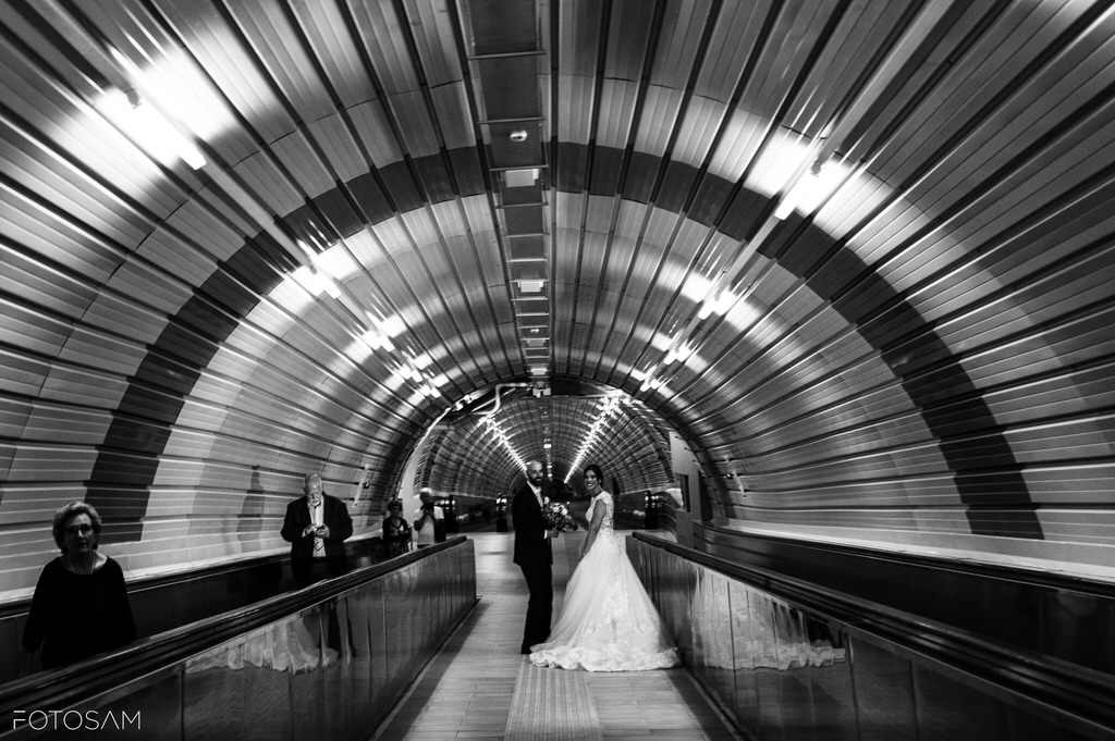 coppia di sposi cammina in una galleria moderna fotografia artistica matrimonio a spoleto