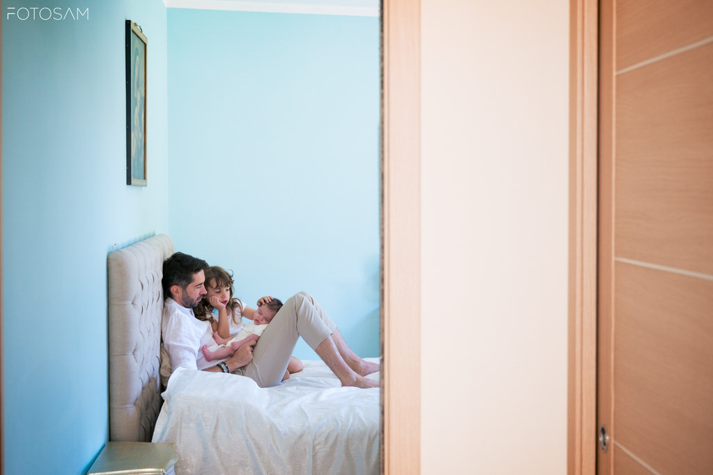 papà-che-si-rilassa-con-la-famiglia-nella-camera-da-letto