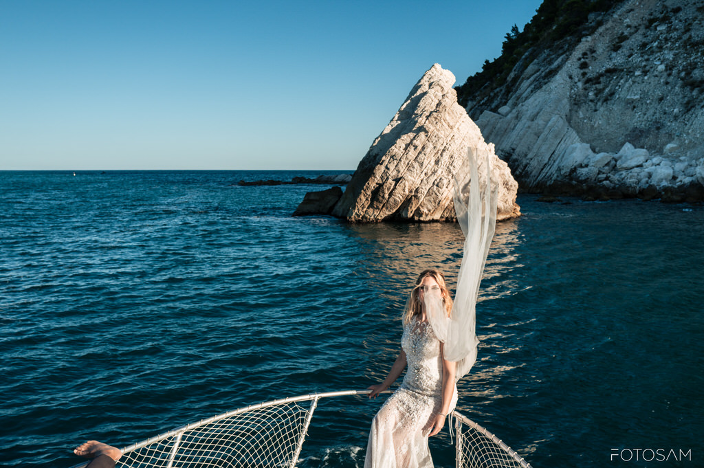post-matrimonio-al-mare-alle-due-sorelle-con-servizio-fotografico-in-barca-tra-natura-e-liberta