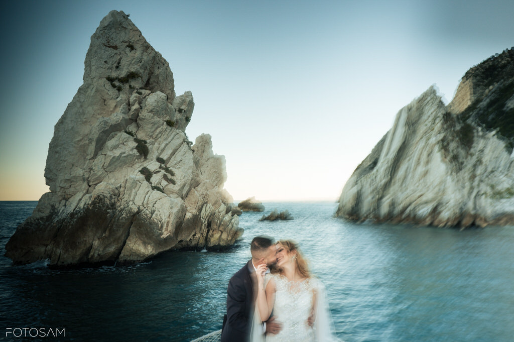 sposi-sorridenti-in-un-post-wedding-in-barca-fotografati-durante-un-servizio-fotografico-emozionale-via-mare