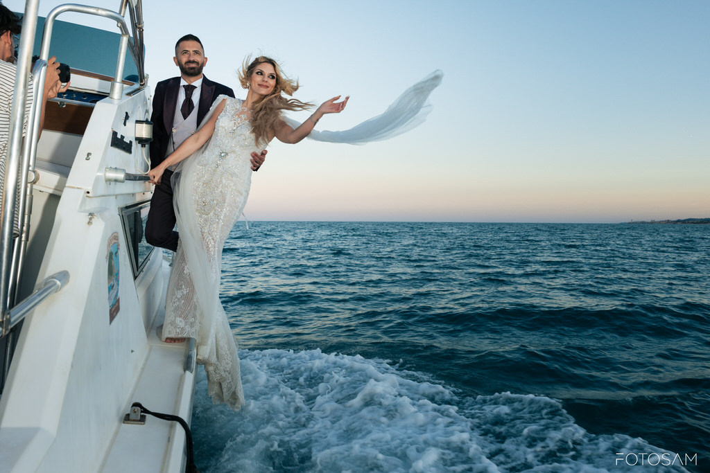 servizio-fotografico-post-wedding-al-mare-con-scatti-cinematografici-e-atmosfera-estiva