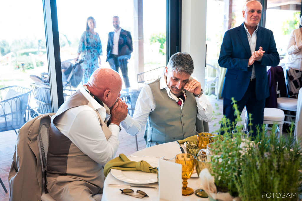 sposi-a-tavola-durante-il-pranzo-di-nozze