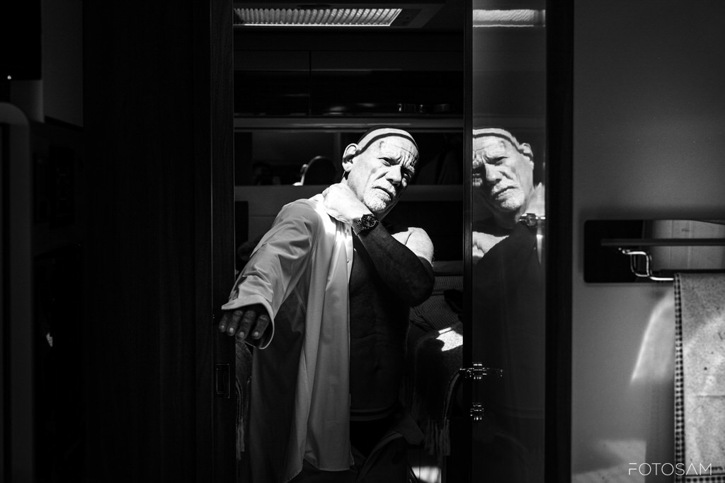 sposo-in-preparazione-prima-del-matrimonio