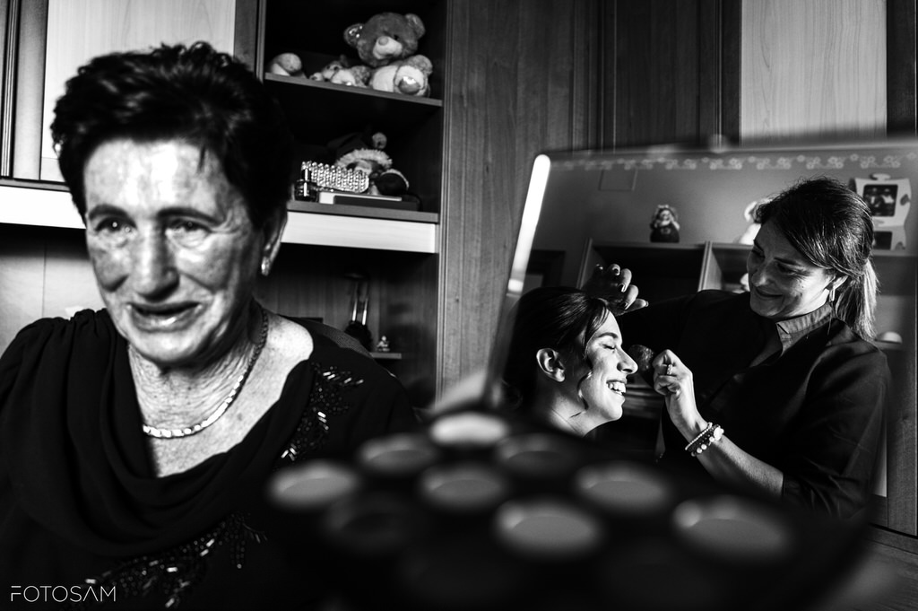 nonna osserva i preparativi della sposa in casa a spoleto tra emozioni e intimità