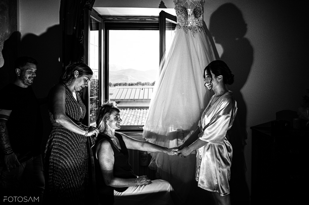 sposa e damigelle durante i preparativi in una casa a spoleto con emozioni genuine