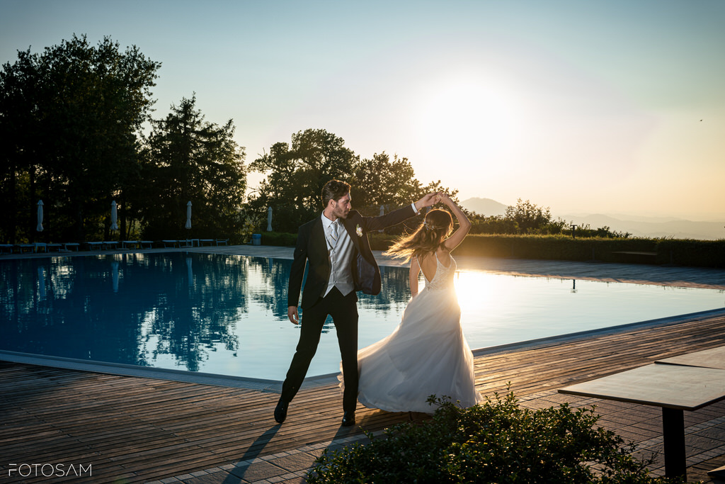 Primo ballo degli sposi davanti alla piscina, in un’atmosfera romantica e senza tempo