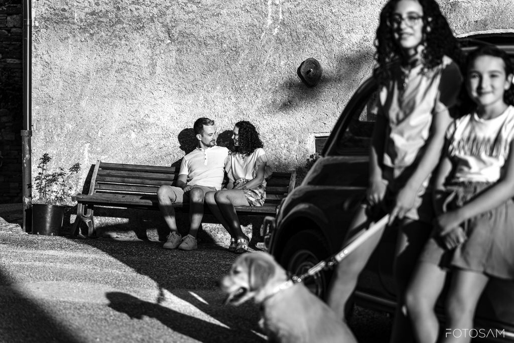 scena-di-famiglia-con-cane-tra-borgo-e-passeggiata