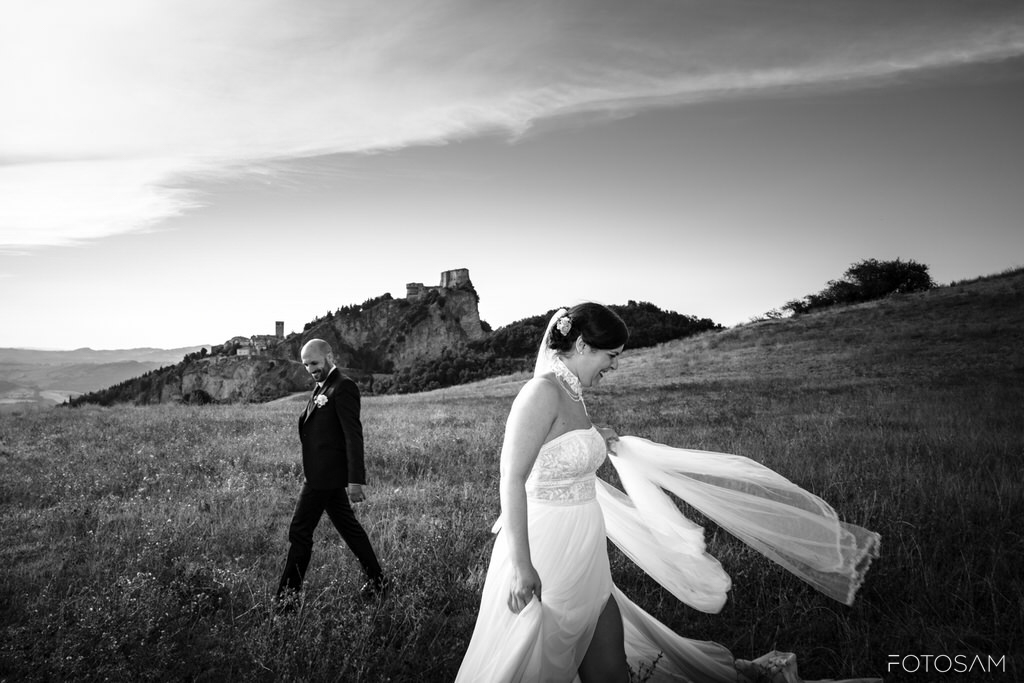 racconto-fotografico-di-un-matrimonio-tra-la-rocca-e-il-paesaggio-di-san-leo