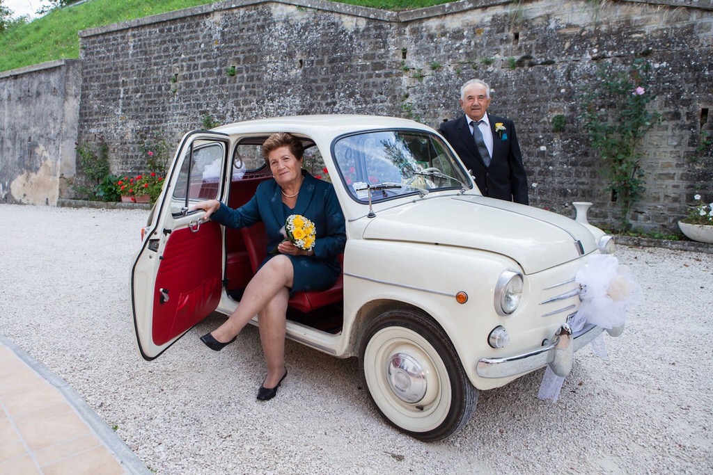 ritratto di coppia con fiat 500 simbolo di ricordi e amore