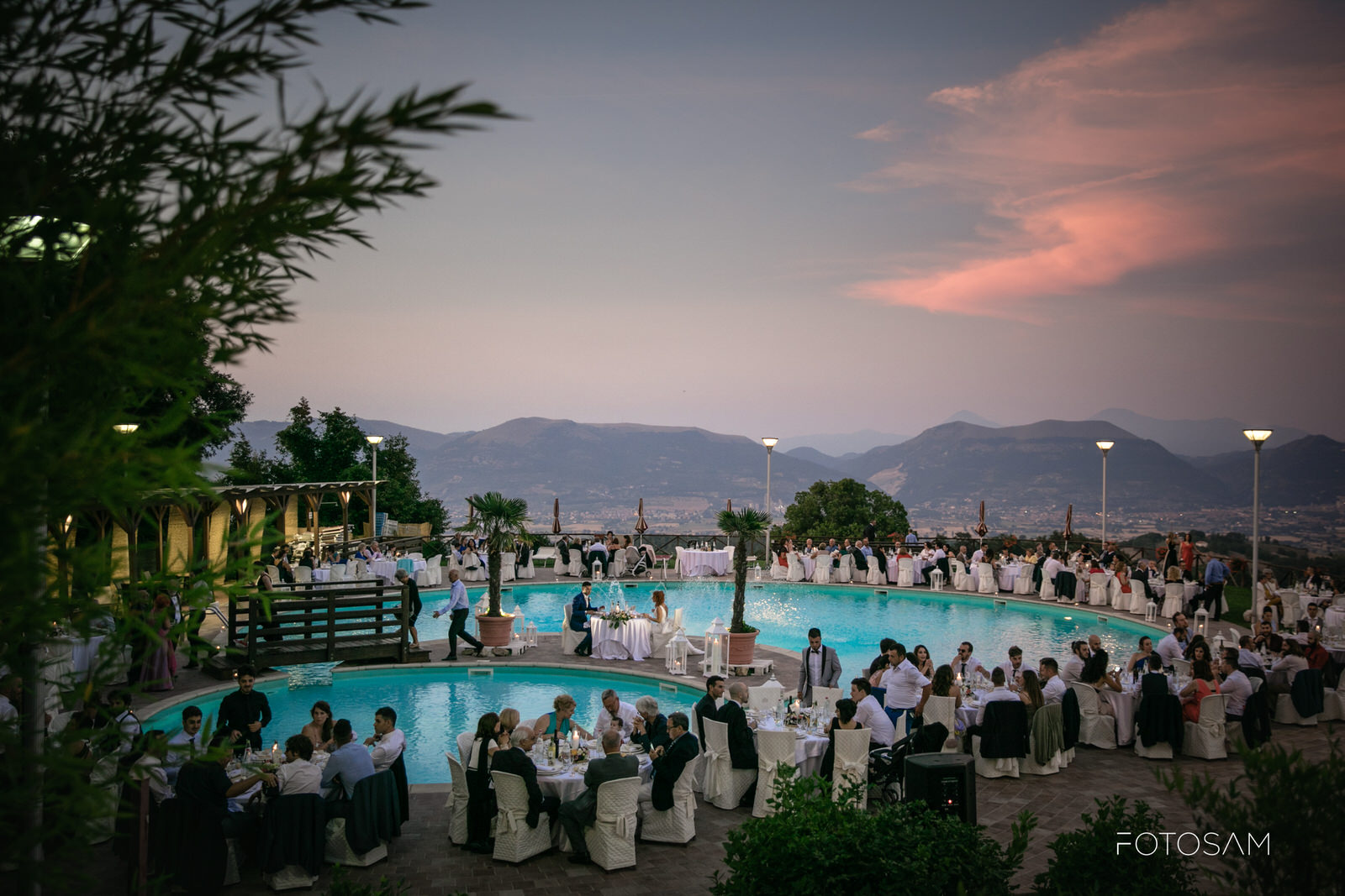 ricevimento in piscina all'agriturismo faro rosso