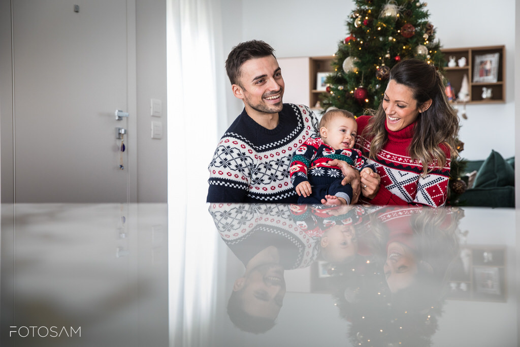 famiglia-al-completo-vestiti-coordinati-riflessi-nel-tavolo