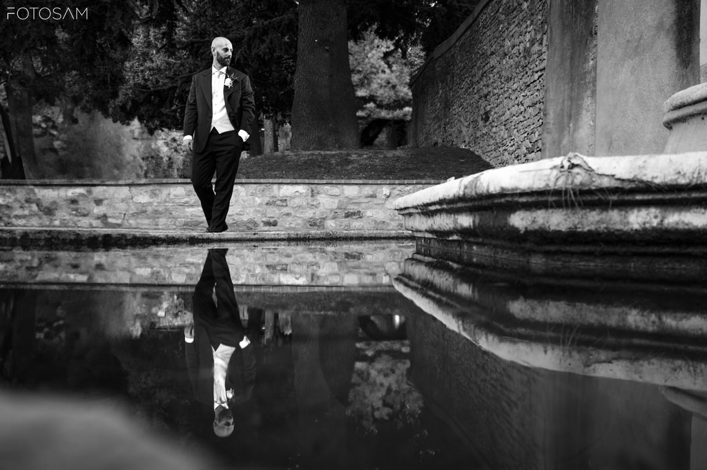 sposo riflesso in una fontana di spoleto in un ritratto poetico